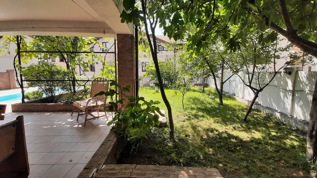 Дом с бассейном недалеко от моря