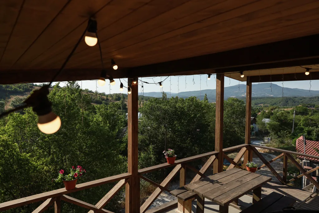 Коттедж Уютный современный дом в горах, крытая терраса с панорамой гор и озера — Соколиное