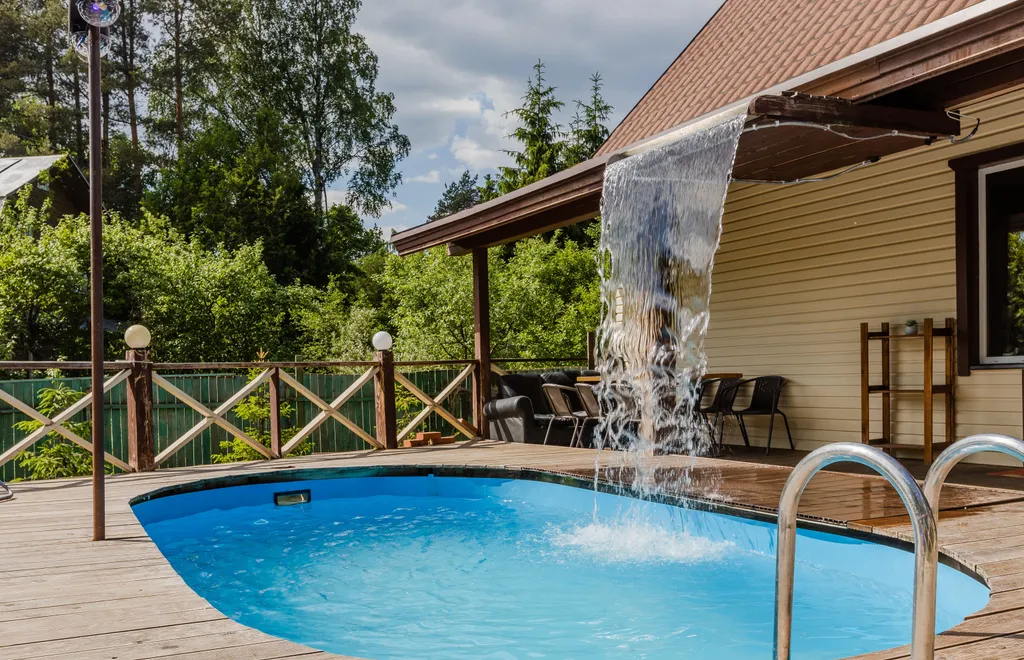 Коттедж с бассейном, баней и 5 спальнями