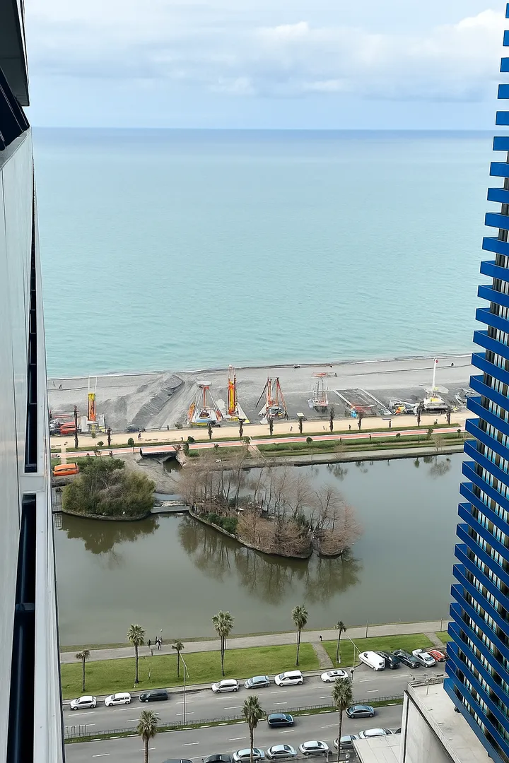 Балкон видом на море и знаменитые танцующие фонтаны.