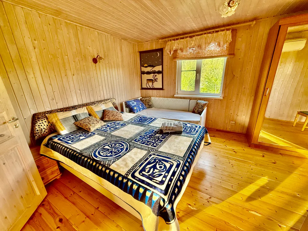 Домик в лесу с озером