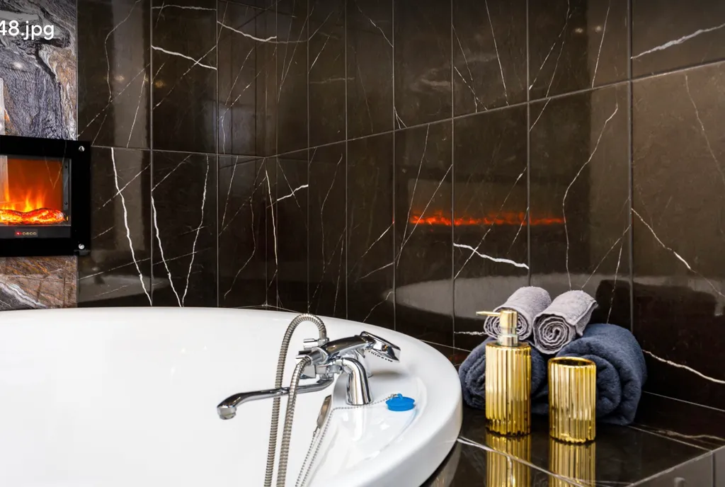 Квартира с огромной круглой ванной и камином