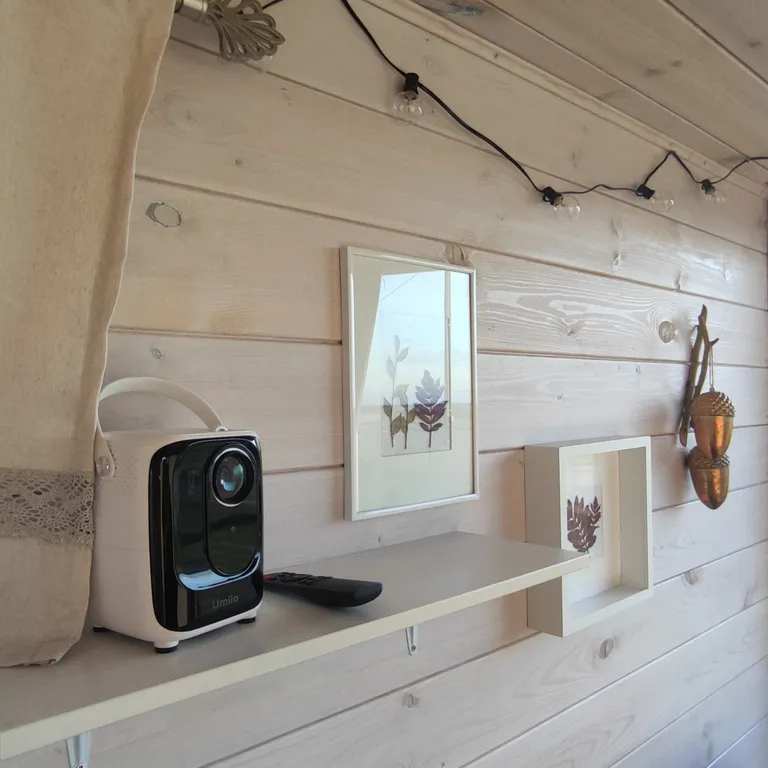 Уютный сканди домик с видом на озеро, баня, чан