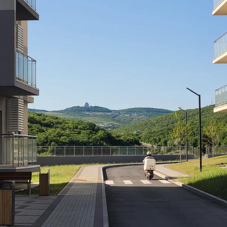 Современная студия у моря с видом на бассейн и горы