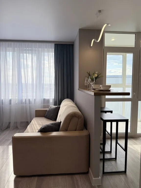 Студия с панорамными окнами и атмосферным видом