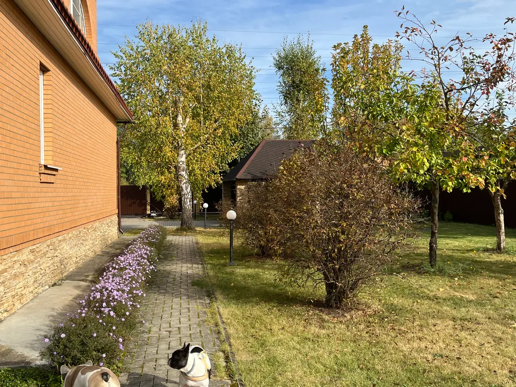 Коттедж в саду