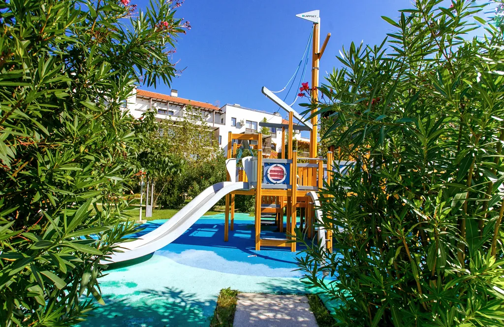 Зелёный уголок у моря