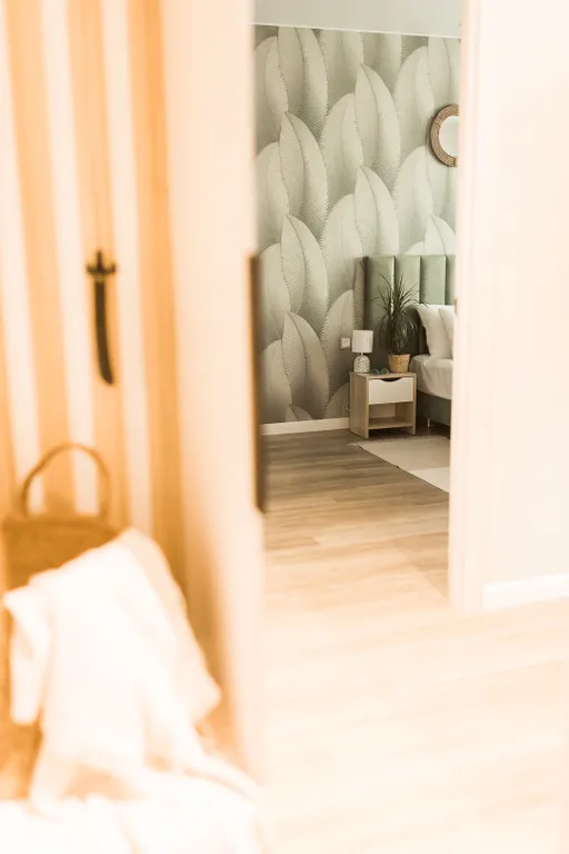 Зеленый парк у дома