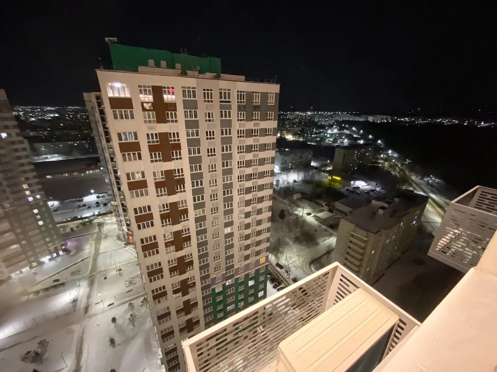 Студия с видом на город