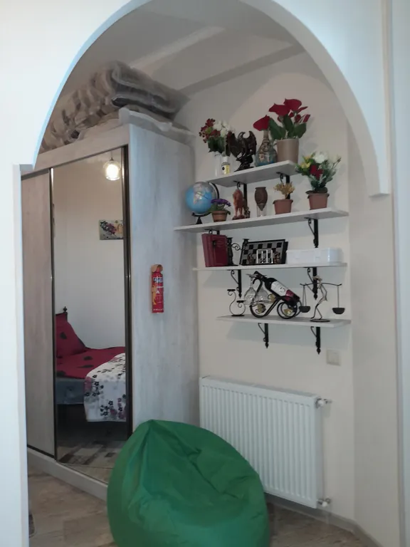 Уютная квартира у моря с видом с балкона на достопримечательности, ели и город