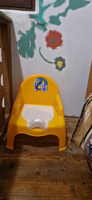 Двухэтажный дом с уютным двориком в окружении зелени