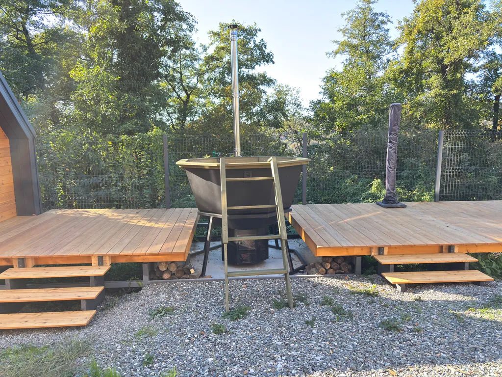 Дом с видом на море в лесу