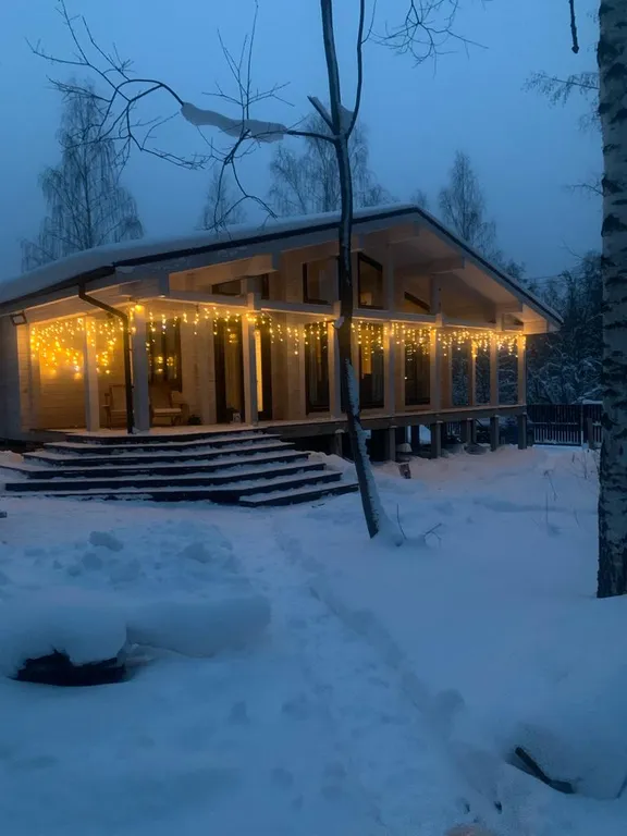 Сказочное шале в лесу