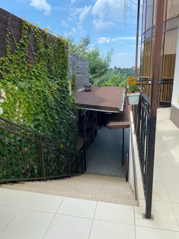 Дом в живописной деревне у моря с бассейном