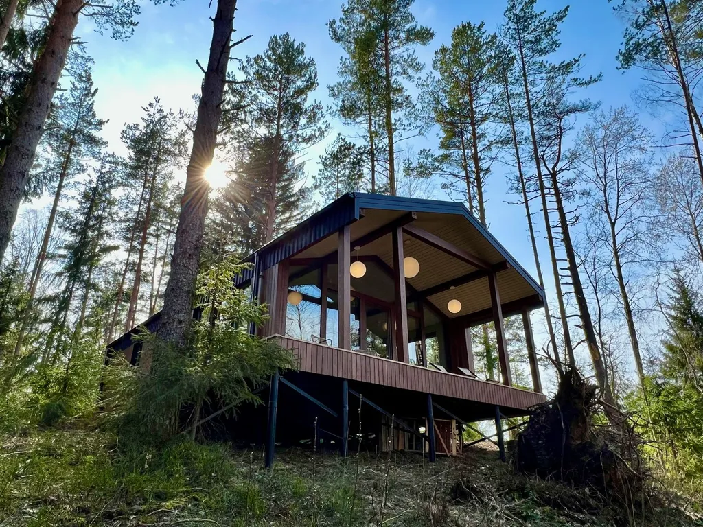 Дом Аура Леса на склоне с большой террасой и видом на лес и реку