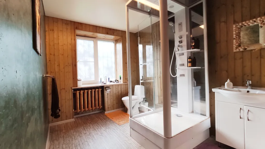 Квартира с большой кроватью и душевой кабиной