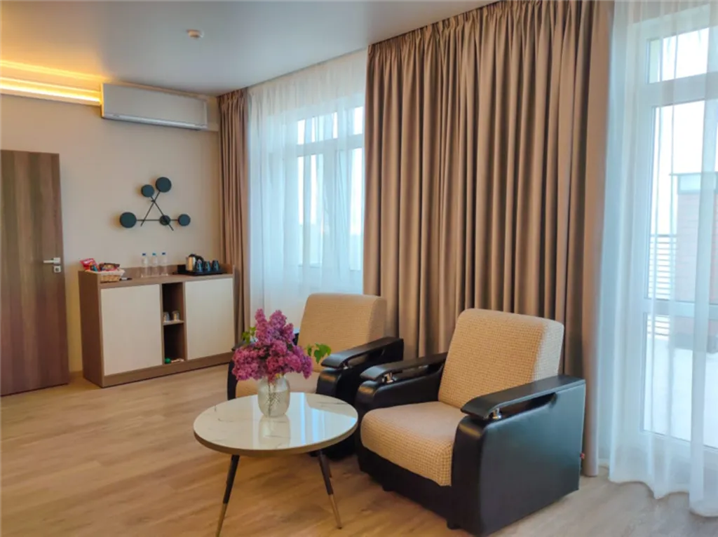 Люкс двухкомнатный с прямым видом на море и балконом (Корп.В)