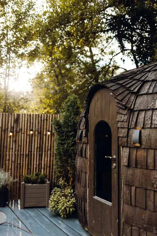 Уютное шале на берегу ручья с баней и купелью на уединенной террасе