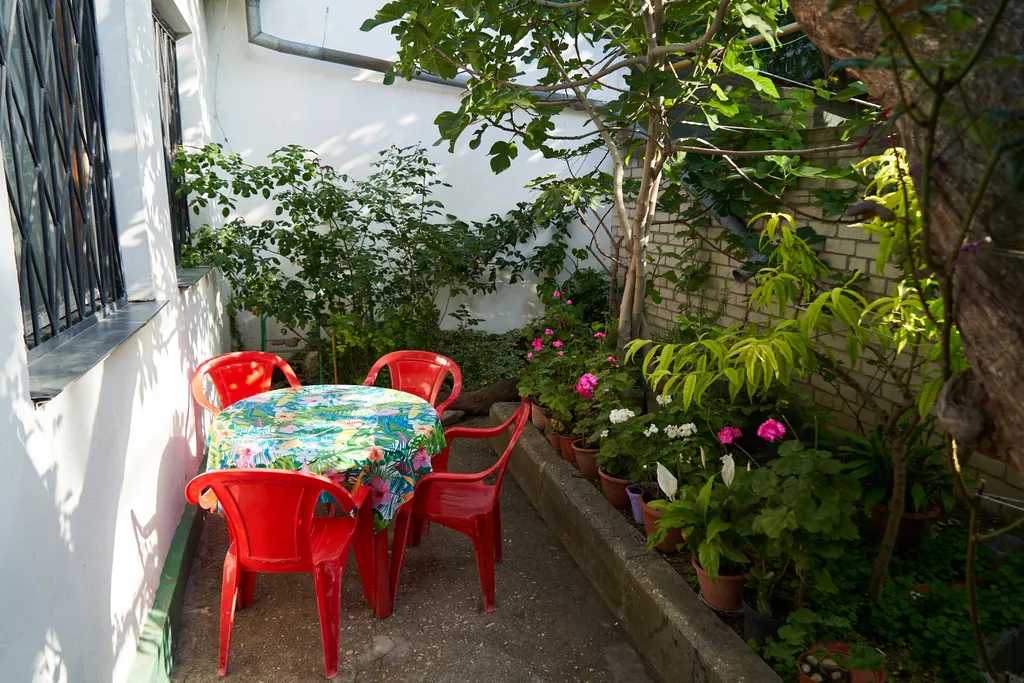 Уютный домик с двориком рядом с морем