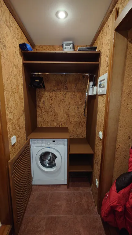 Студия 2 комнаты. 
5 спальных мест. В центре посёлка.