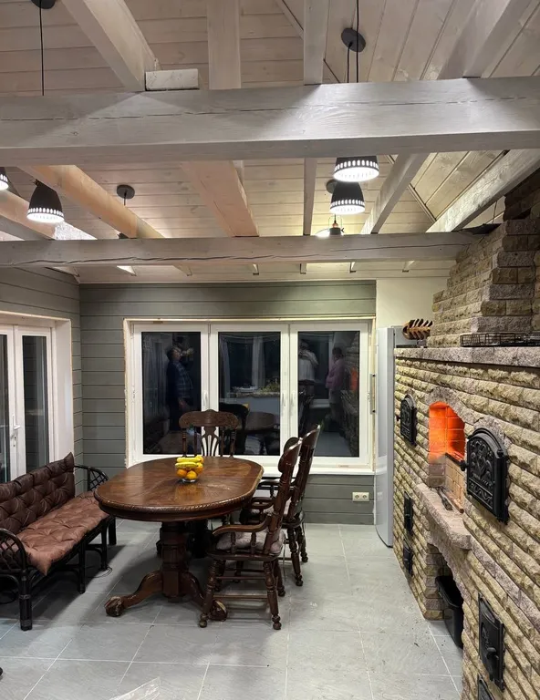 Уютный дом с беседкой на берегу озера