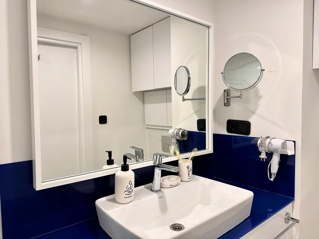 Студия с видом на море и стильным дизайном