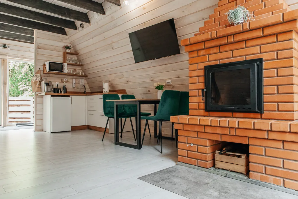 Треугольный дом в лесу Gray