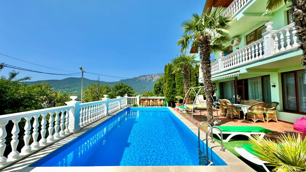 Дом с бассейном в Аутке