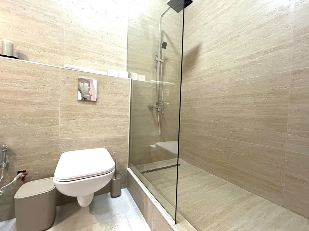 Атмосферная евродвушка, сияние в центре города