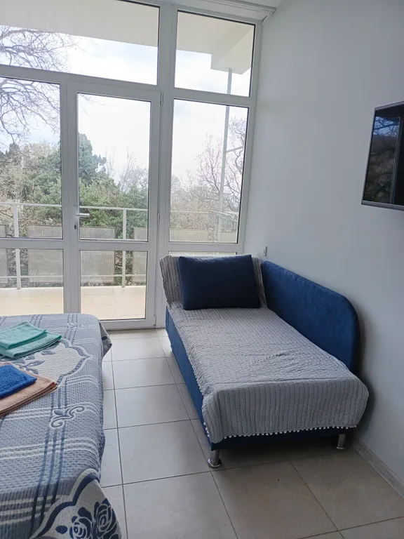 Улучшенная трёхместная студия с видом на море с балкона