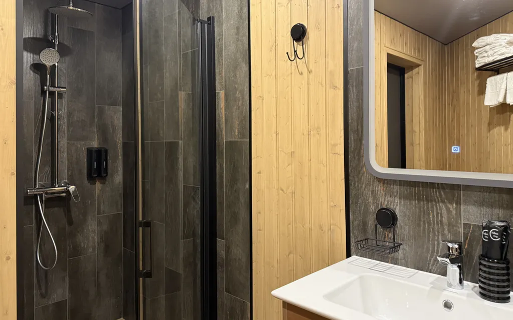 Номер на берегу реки