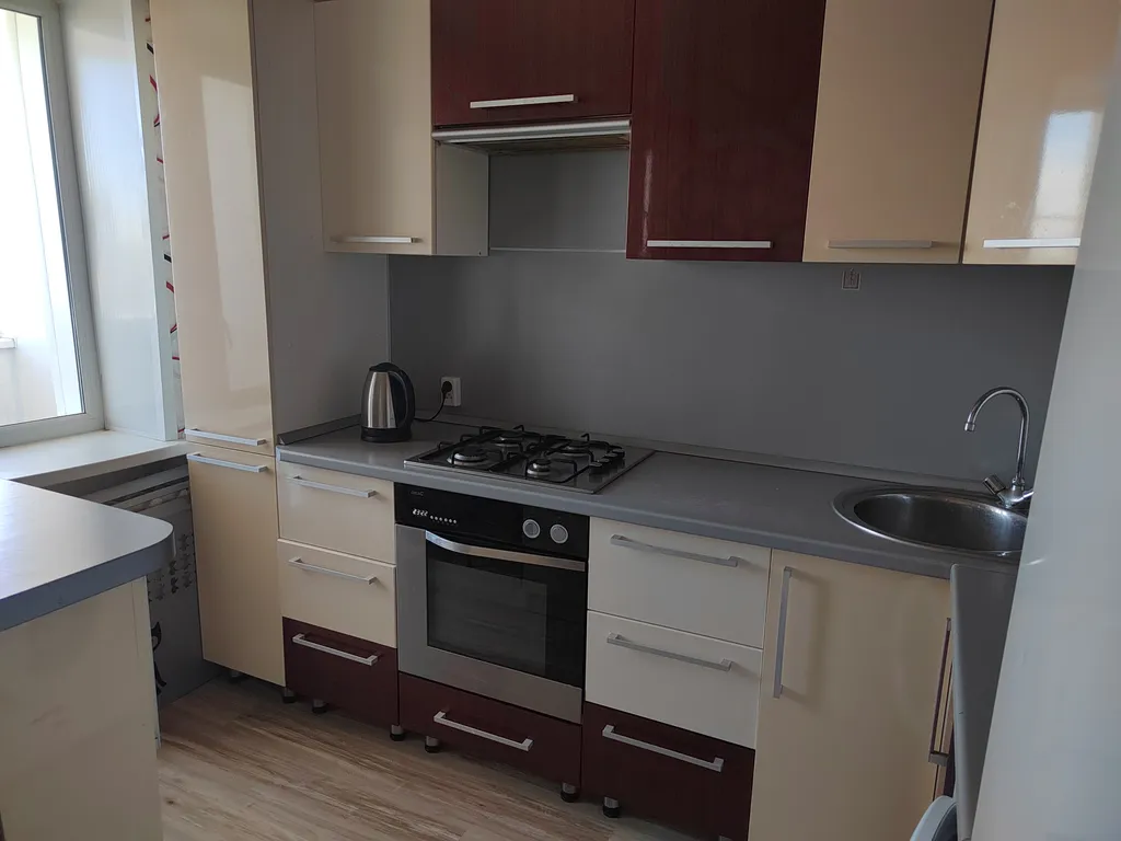 Современная квартира с большой кухней в центре города — аренда посуточно в Фролово