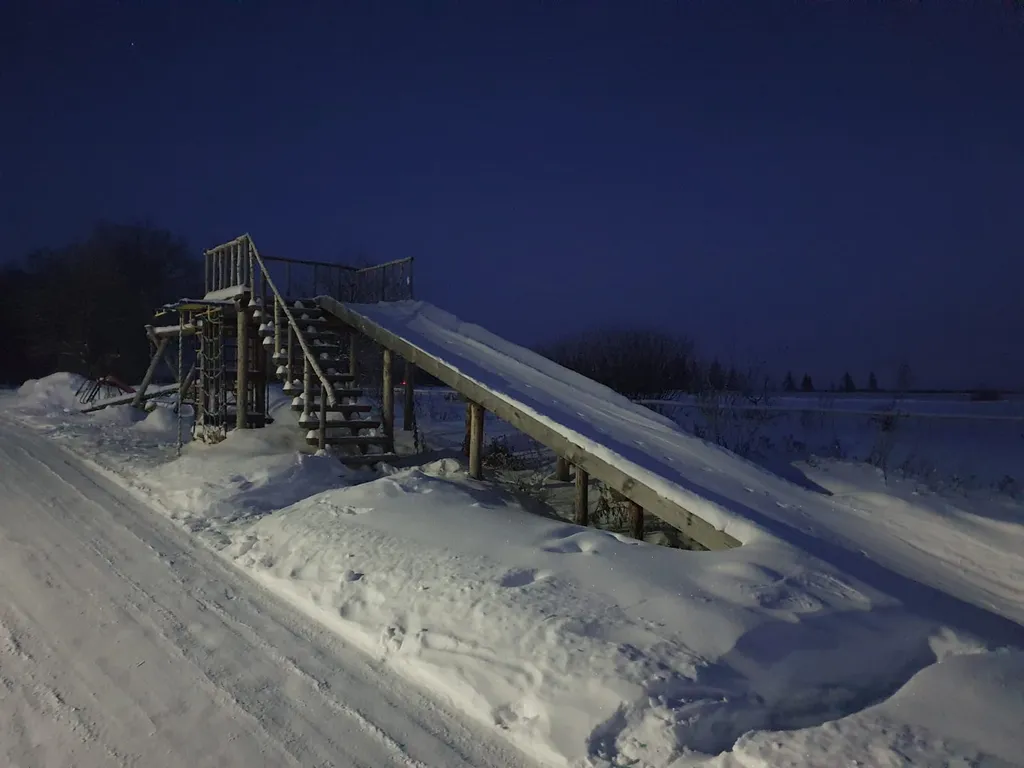 Уютный домик в деревне с верандой