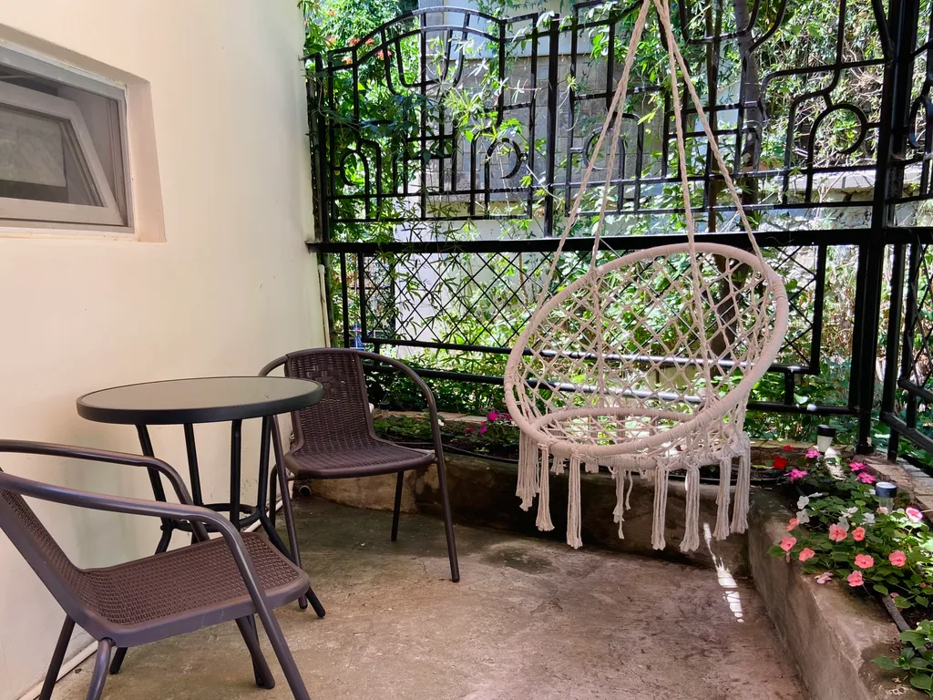 Светлая студия с двориком и парковкой