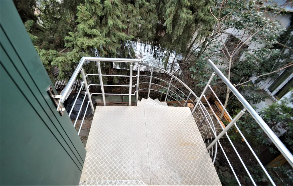 Апартаменты в самом центре Ялты у моря с парковкой бонус