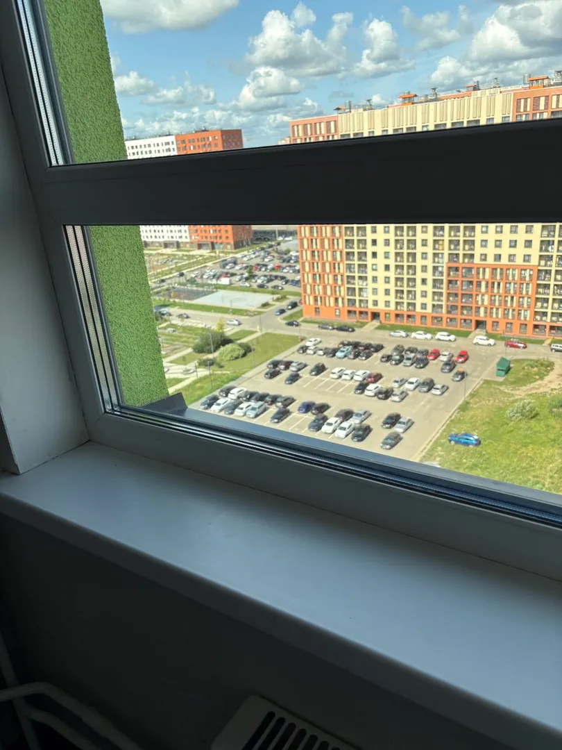 Парковка у дома ( вид из окна подъезда) места есть всегда