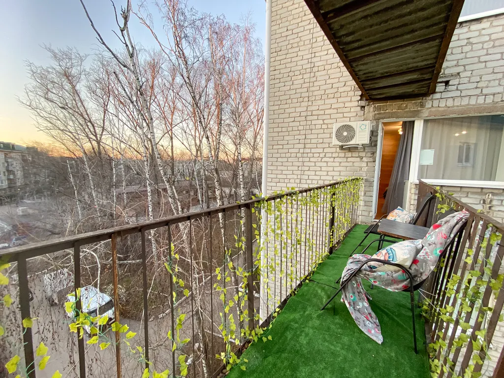 Студия с ёлочкой и балконом в центре города