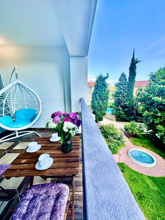 Студия с видом на море диваном и балконом