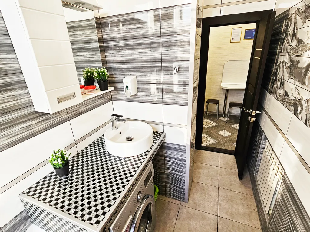 Третий дом возле главного жд вокзала и автовокзала