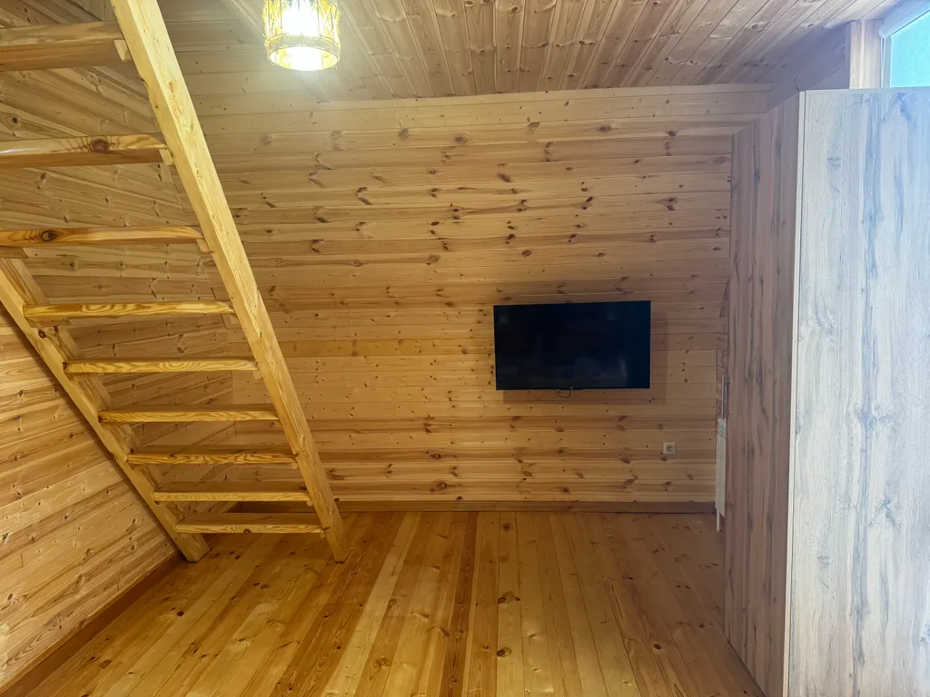 Деревянный дом на территории отеля