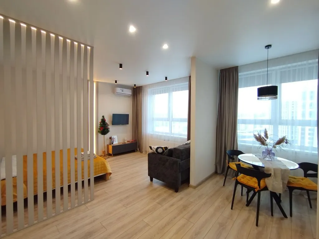 Просторная студия с видом на лес