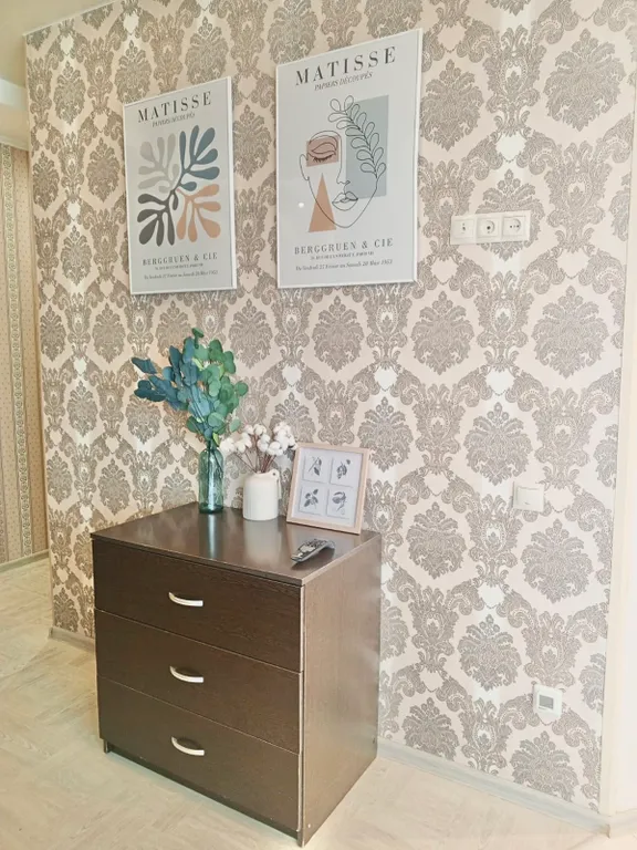 Возле ленты уютная студия