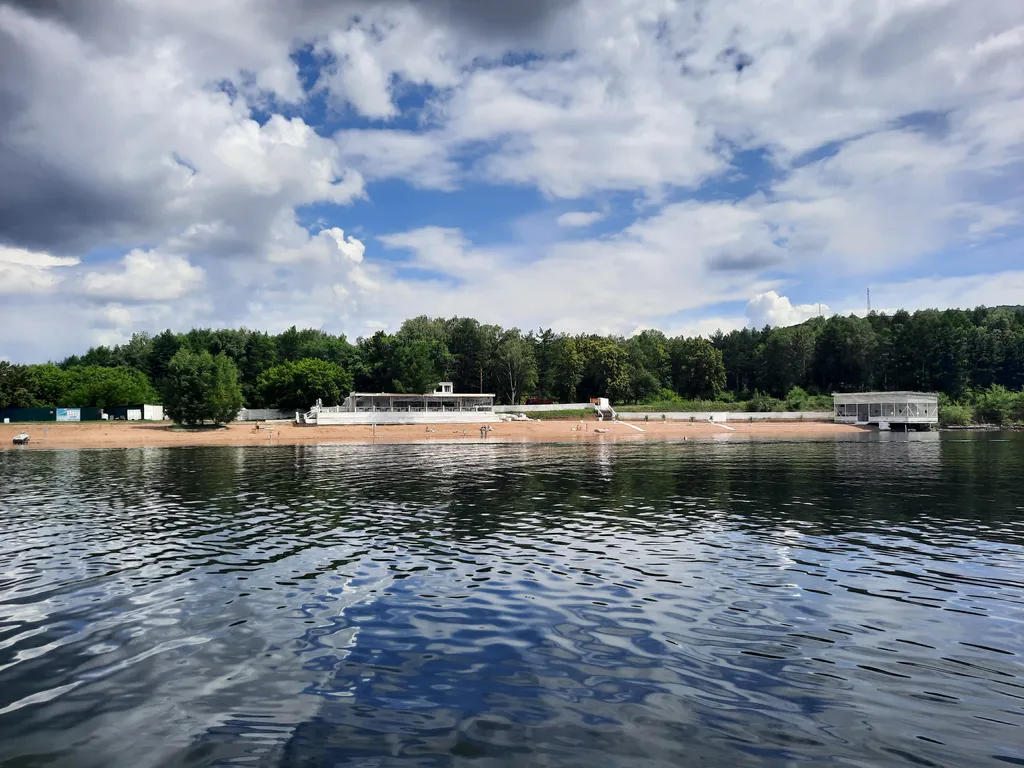 Квартира на банном, Родина