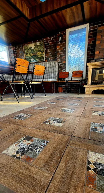 Дом с шикарной беседкой на озере