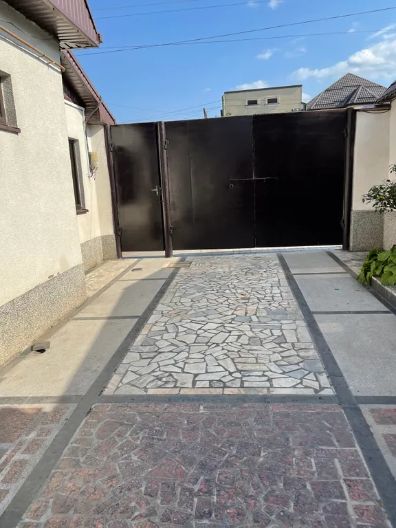 Дом с бассейном, сауной и двором