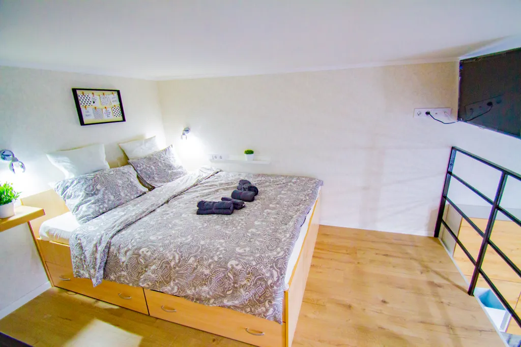 Двухъярусная студия с дизайнерским ремонтом