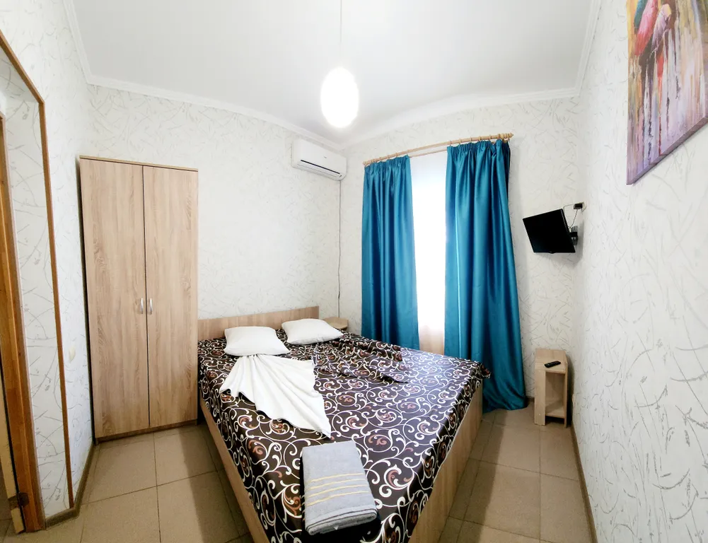 Семейный двухкомнатный номер с изолированными комнатами и с балконом