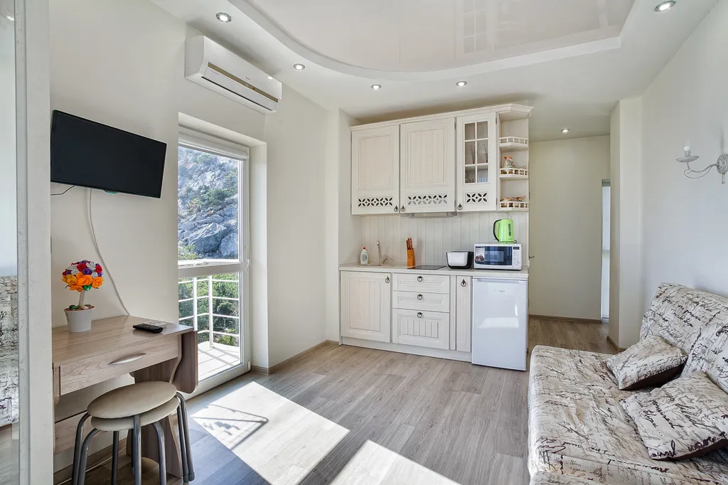 Уютная студия с шикарным видом на море у горы Кошка