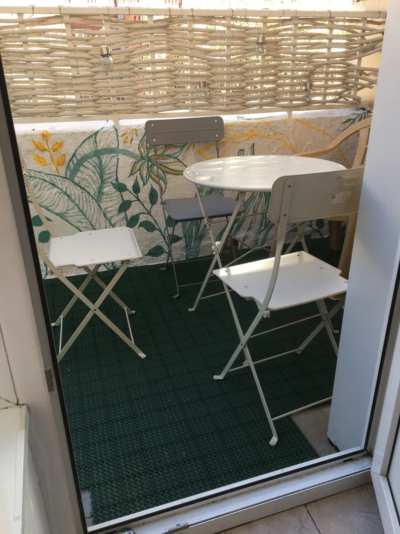 Открытая терраса. Вид из комнаты с кроватью на зону отдыха с уличной мебелью. В темное время суток терраса подсвечена светодиодным освещением.