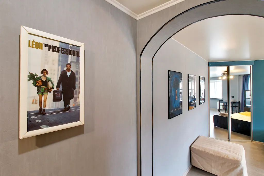 Стильная студия с балконом в самом центре